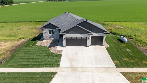 1403 Castle St, Larchwood, IA, 51241-7667 | Card Image