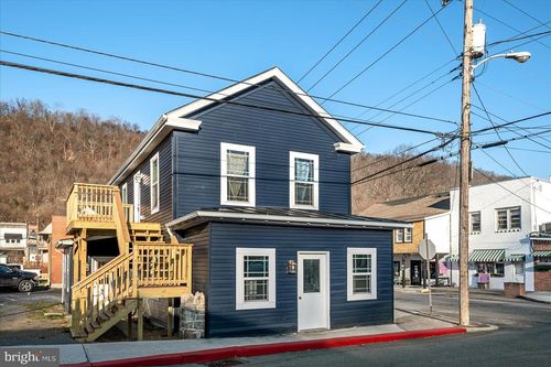 49 N Mercer St, BERKELEY SPRINGS, WV, 25411-1524 | Card Image