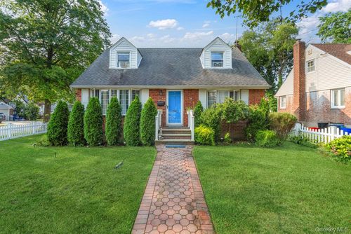 84 Meyer Ave, Valley Stream, NY, 11580-3128 | Card Image