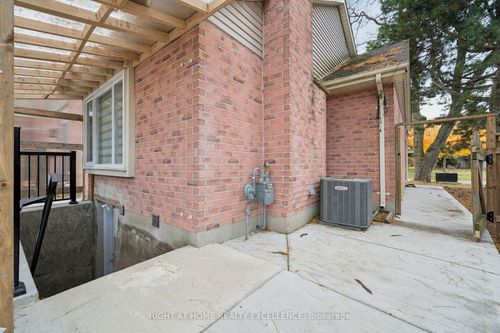 2 Colonial Cres, London, ON, N6H4W5 | Card Image