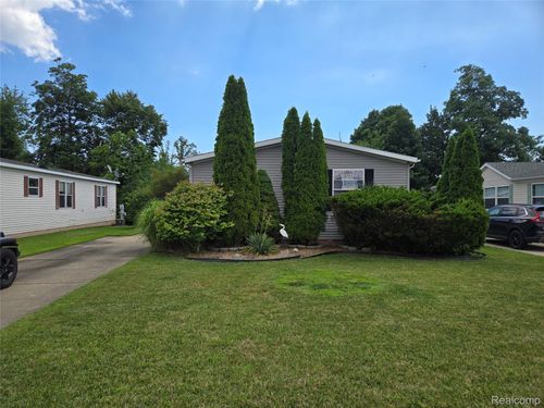 29269 Hidden River Dr, Gibraltar, MI, 48173-1247 | Card Image