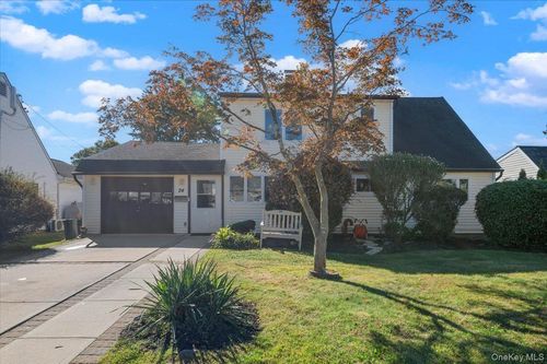 24 Windmill Ln, Levittown, NY, 11756-4129 | Card Image