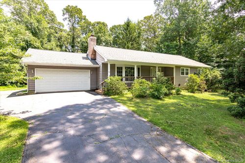 62 Aspen Ln, Stony Brook, NY, 11790-2104 | Card Image