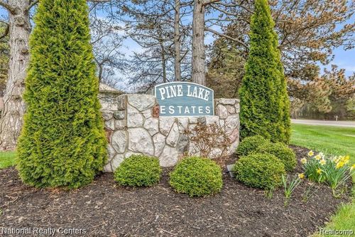 4258 Westover Dr, West Bloomfield, MI, 48323-2868 | Card Image