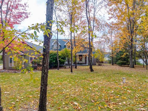 11709 Osprey Bay Rd, Springfld Twp, MI, 48350-1730 | Card Image