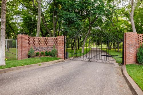 2701 Twin Creek Dr, Oklahoma City, OK, 73131-5800 | Card Image