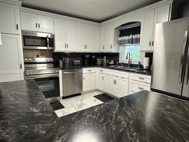 625 Robin St, House other with 3 bedrooms, 3 bathrooms and 2 parking in Bluefield VA | Image 4