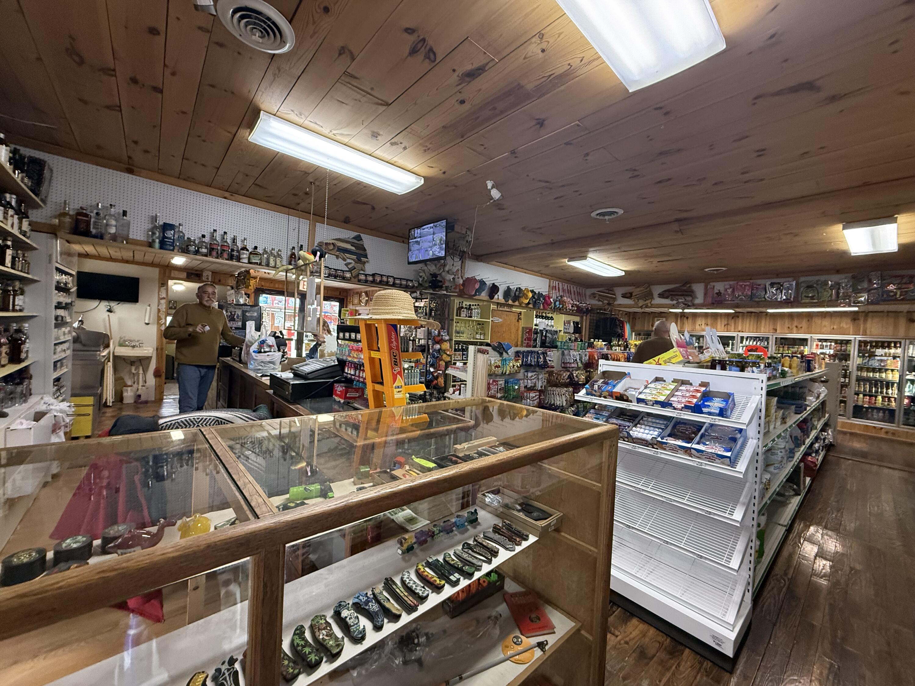 Commercial Sale in Comins 4