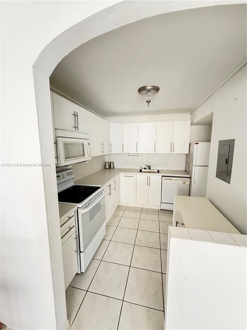 apt-518-2025 Ne 164th St, North Miami Beach, FL, 33162-4158 | Card Image