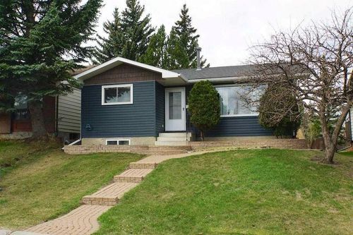39 Bearberry Crescent Nw, Calgary, AB, T3K1P9 | Card Image