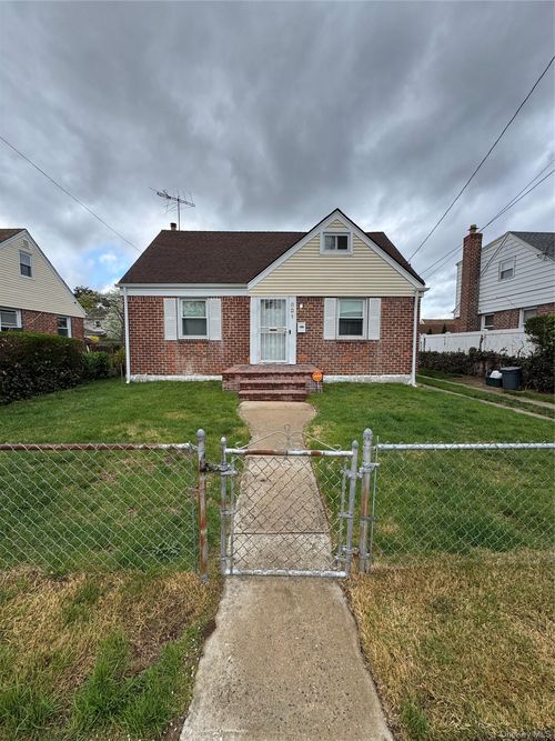 831 James Pl, Uniondale, NY, 11553-2922 | Card Image