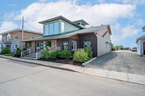 {{alt}} | Card Image