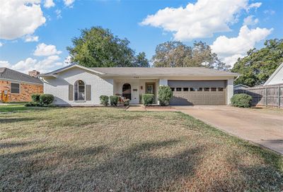 Ranch-style home featuring a front yard and a garage | Image 2