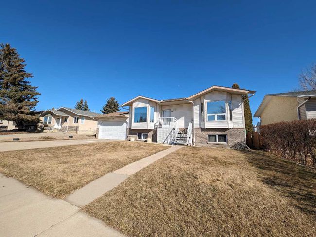 641 6 Street Se, Home with 5 bedrooms, 2 bathrooms and 6 parking in Redcliff AB | Image 2