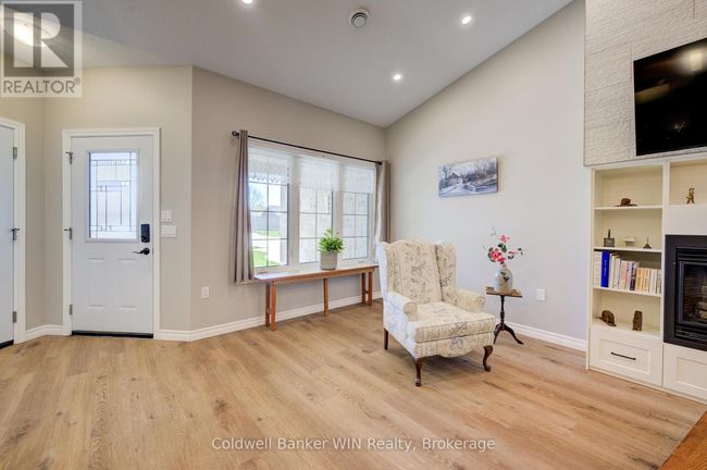 103 Broomers Crescent, Townhouse with 2 bedrooms, 2 bathrooms and 3 parking in Wellington North (Mount Forest) ON | Image 6