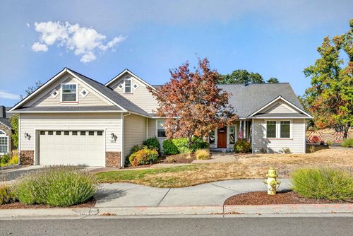 1151 Arrowhead Trl, Eagle Point, OR, 97524-8605 | Card Image
