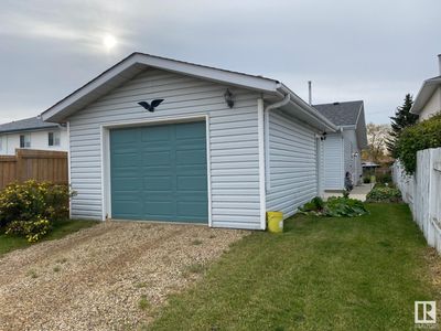 5014 52 Ave, Home with 3 bedrooms, 2 bathrooms and null parking in Calmar AB | Image 3