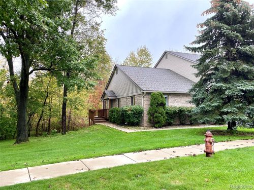 1099 Old Leake Ct, Holly, MI, 48442-1384 | Card Image