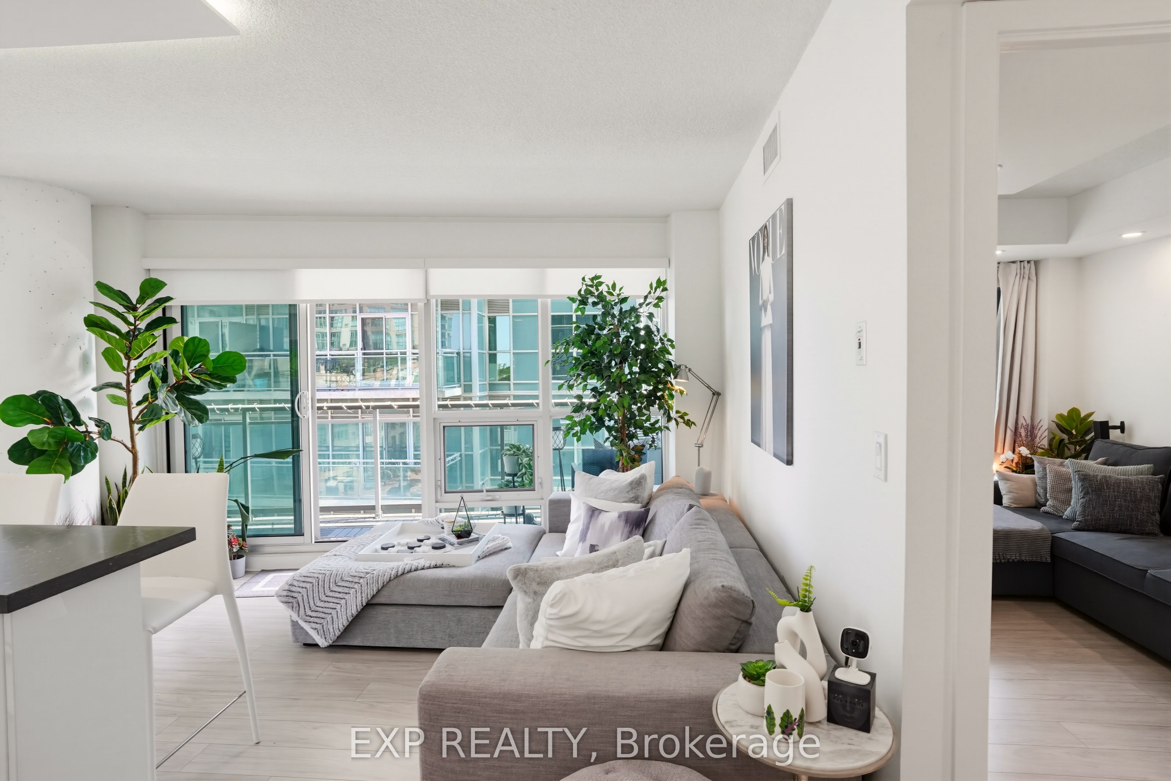 Residential in Toronto W06 5