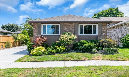 12 Earl Dr, House with 3 bedrooms, 2 bathrooms and 2 parking in Chatham ON | Card Image