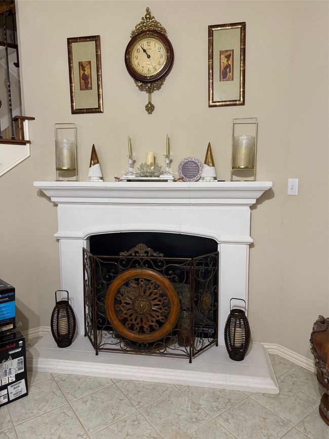 Detailed view of baseboards | Image 14
