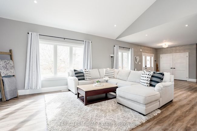 27 Leisure Crt, House other with 3 bedrooms, 1 bathrooms and 4 parking in Coldwater ON | Image 9