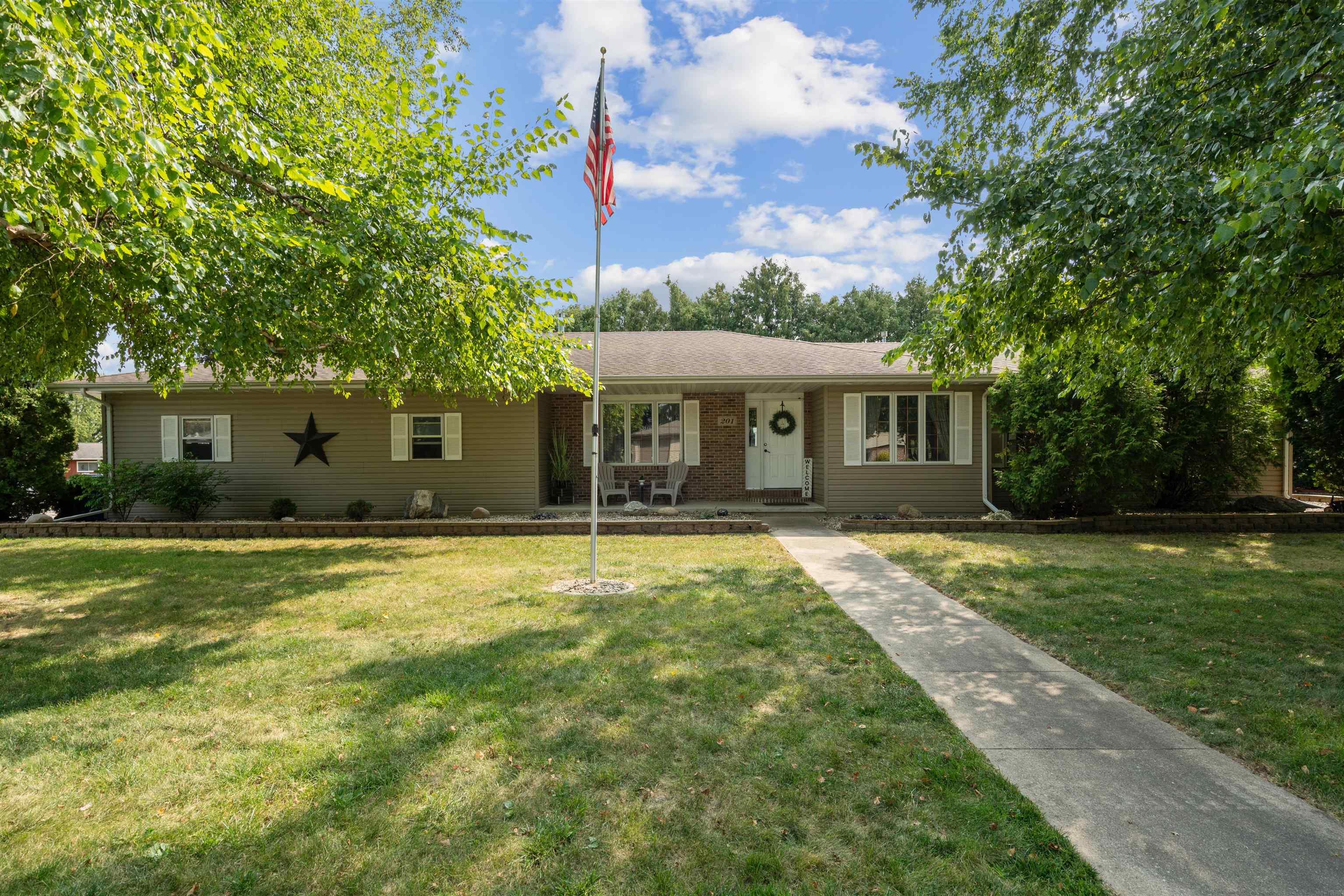 Summit Dr, Waverly, IA 50677
