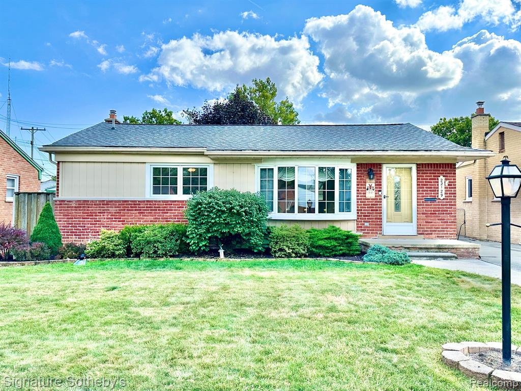 Samuel St, Taylor, MI 48180