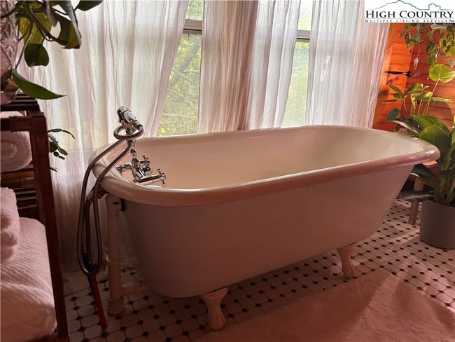 295 Jakes Mountain Rd, House other with 3 bedrooms, 2 bathrooms and null parking in Deep Gap NC | Image 20