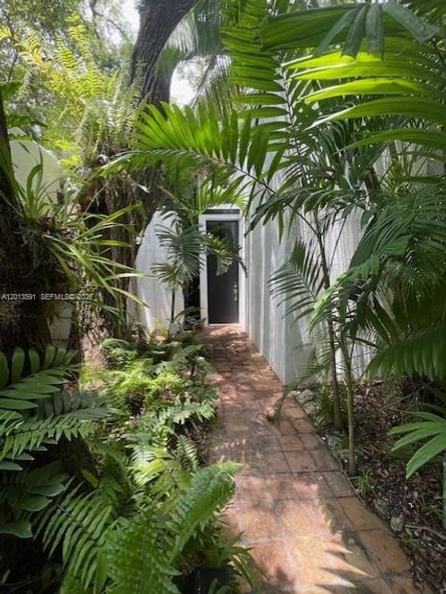 3026-3026 Day Ave, Coconut Grove, FL, 33133-5109 | Card Image