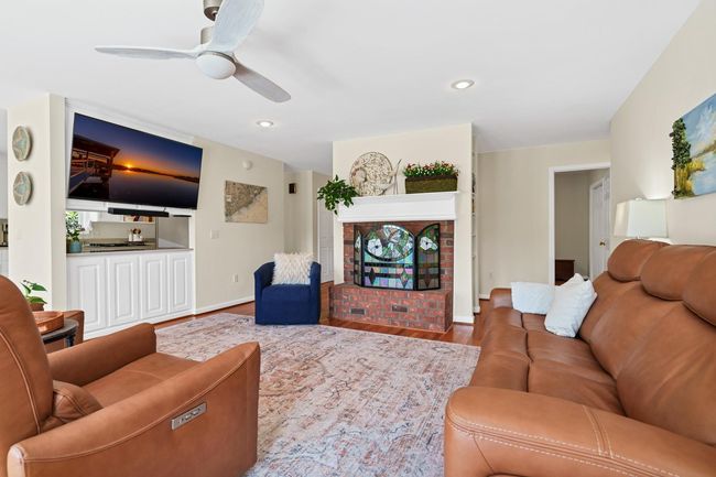 living room | Image 5