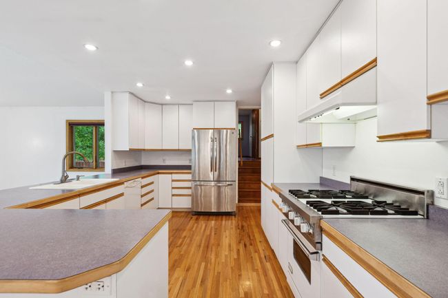 Deluxe viking range, and stainless fridge. | Image 16