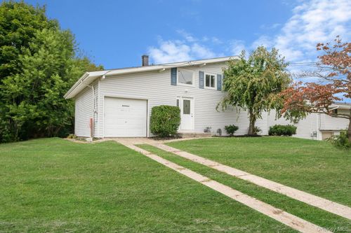 40 Gettysburg Dr, Holbrook, NY, 11741-5208 | Card Image