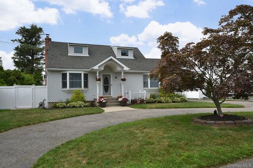 46 Pine St, Holbrook, NY, 11741-1516 | Card Image