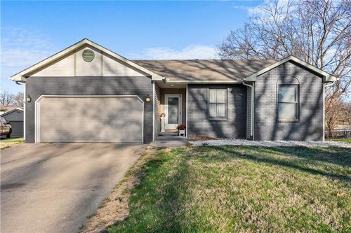 3321 Nw Shannon Dr, Blue Springs, MO, 64015-7401 | Card Image