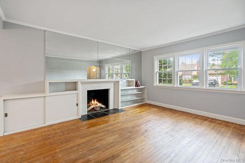 28 Redwood Rd, New Hyde Park, NY, 11040-3351 | Card Image