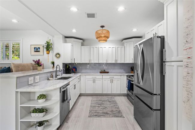 Lots of counter space | Image 11
