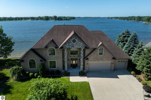 1038 Cantabrian Dr, Lake Isabella, MI, 48893-9377 | Card Image