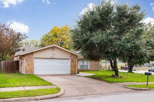 704 Thomas Chapel Dr, Arlington, TX, 76014-3030 | Card Image