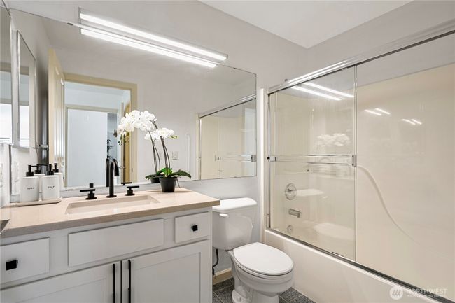 APT-302 - 9222 Roosevelt Way Ne, Condo with 2 bedrooms, 2 bathrooms and 1 parking in Seattle WA | Image 7