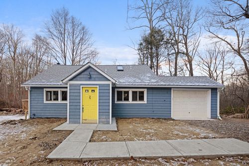 201 Middle River Rd, Danbury, CT, 06811-2714 | Card Image