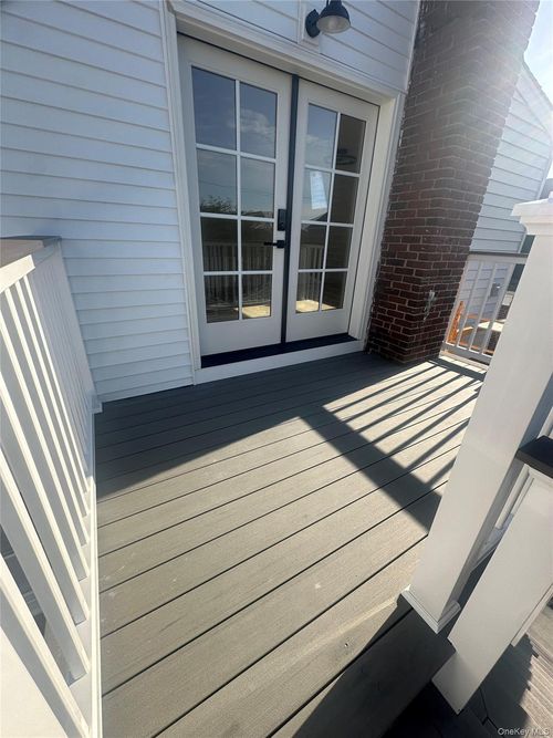 557 E Hudson St, Long Beach, NY, 11561-2418 | Card Image