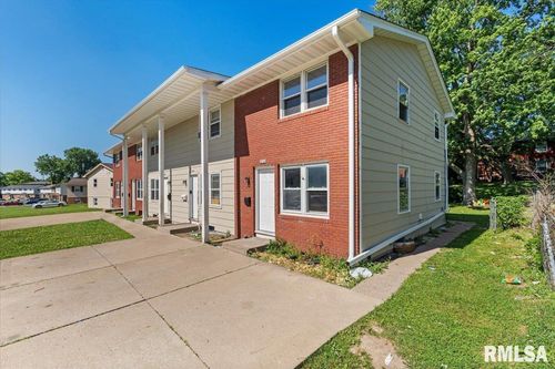 2704 Magnolia Dr, Bettendorf, IA, 52722-2925 | Card Image