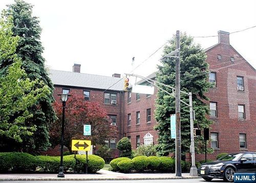 418 Main St, Fort Lee, NJ, 07024-2862 | Card Image