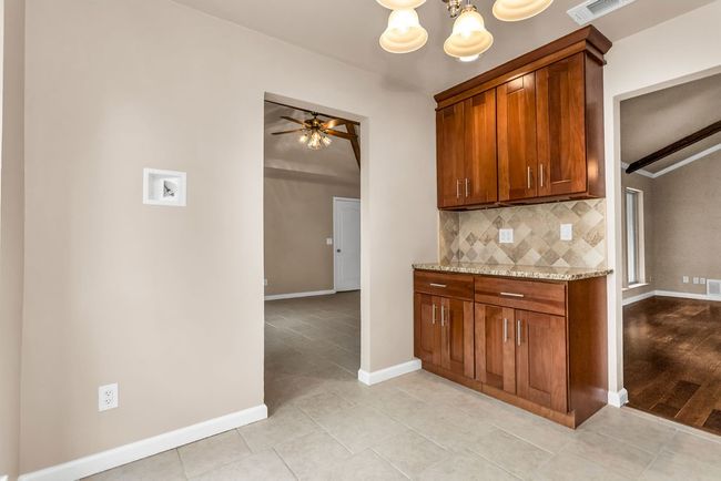 Eat-in kitchen | Image 14