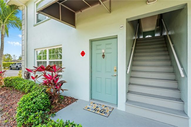 Property entrance with stucco siding | Image 20