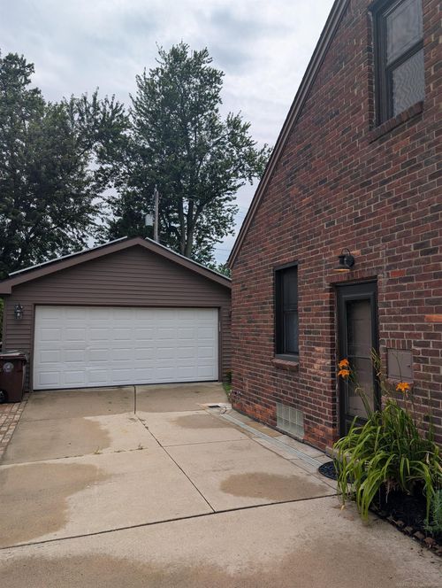 1647 Stanhope Street, Grosse Pointe Woods, MI, 48236 | Card Image