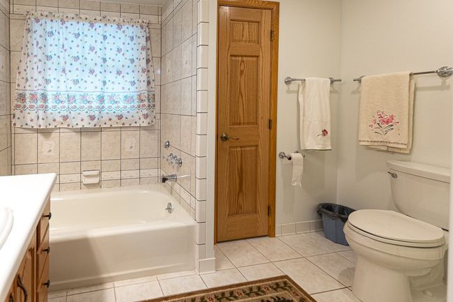 Main level bathroom | Image 17