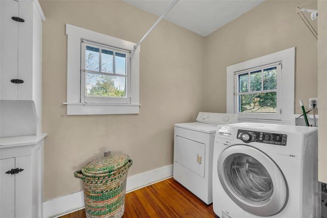 Spacious indoor laundry room | Image 25
