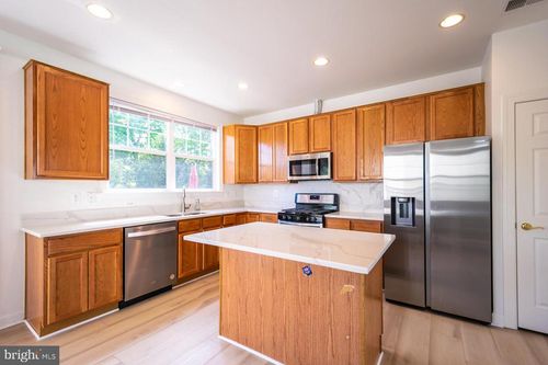 8199 Glade Bank Dr, MANASSAS, VA, 20111-5239 | Card Image